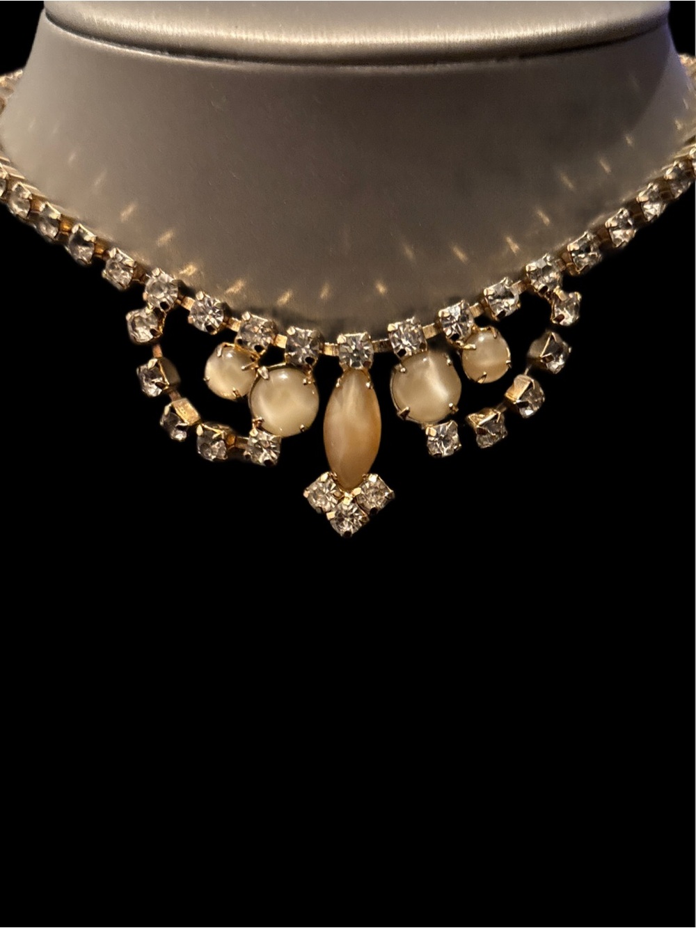 Vintage LISNER Crystal and Pearl Necklace - Ivory and Gold Tones - Picture 9 of 15